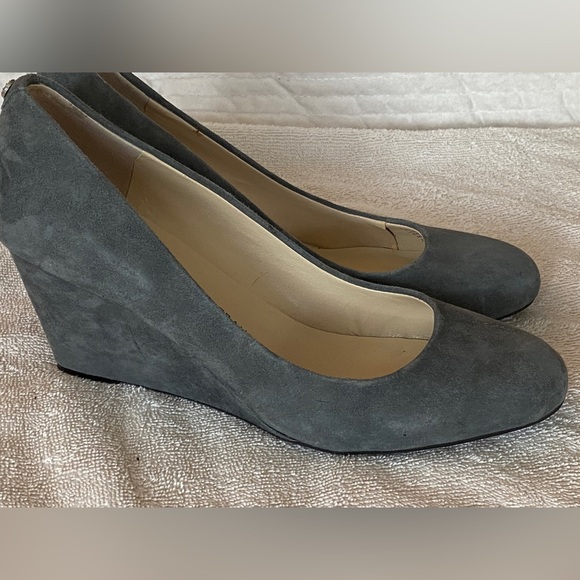 Isaac Mizrahi sz 7 Kendal lovely grey suede wedge heels for spring. VGUC - Picture 11 of 16